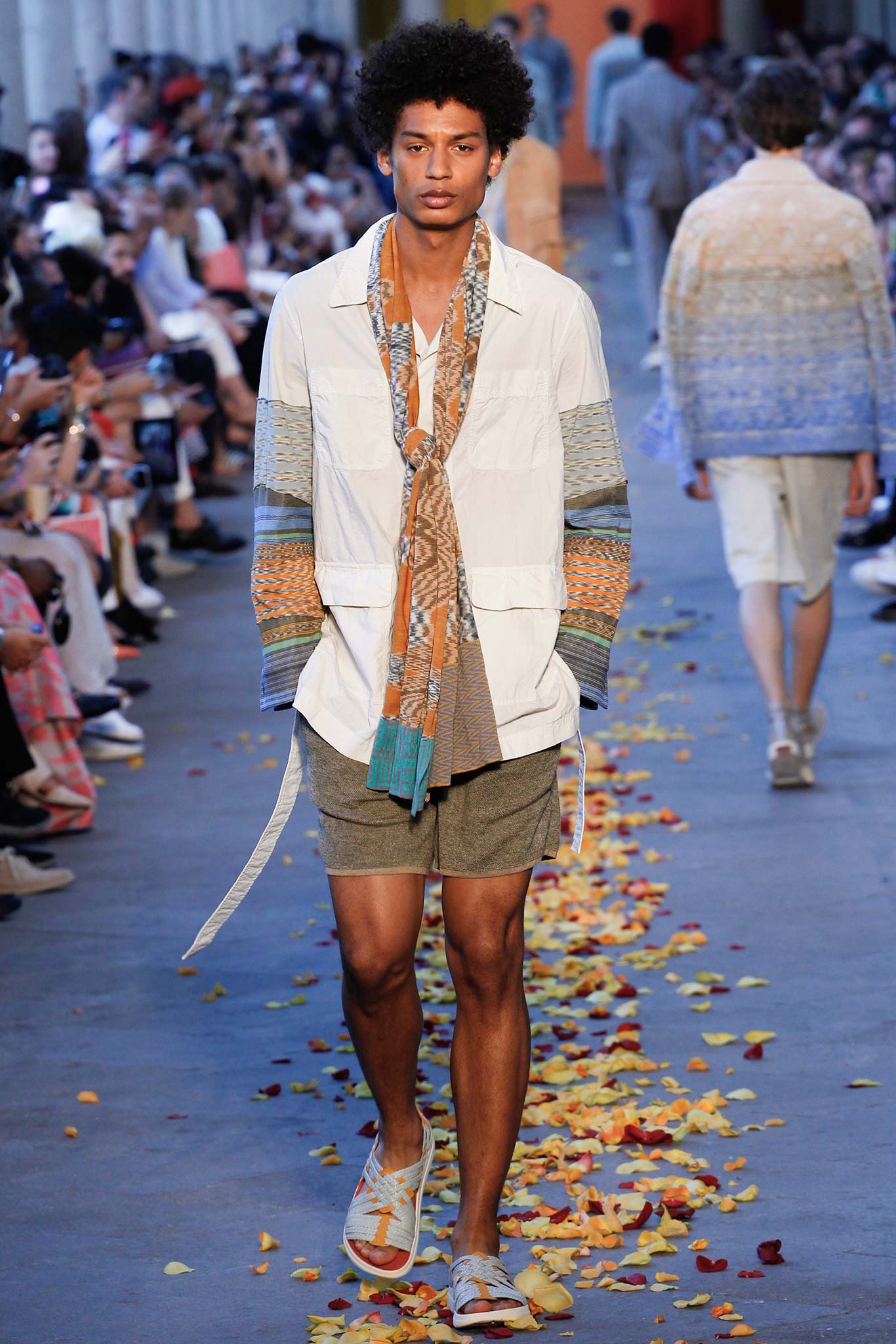 spring-2016-menswear-trends-03a-long-scarves-01