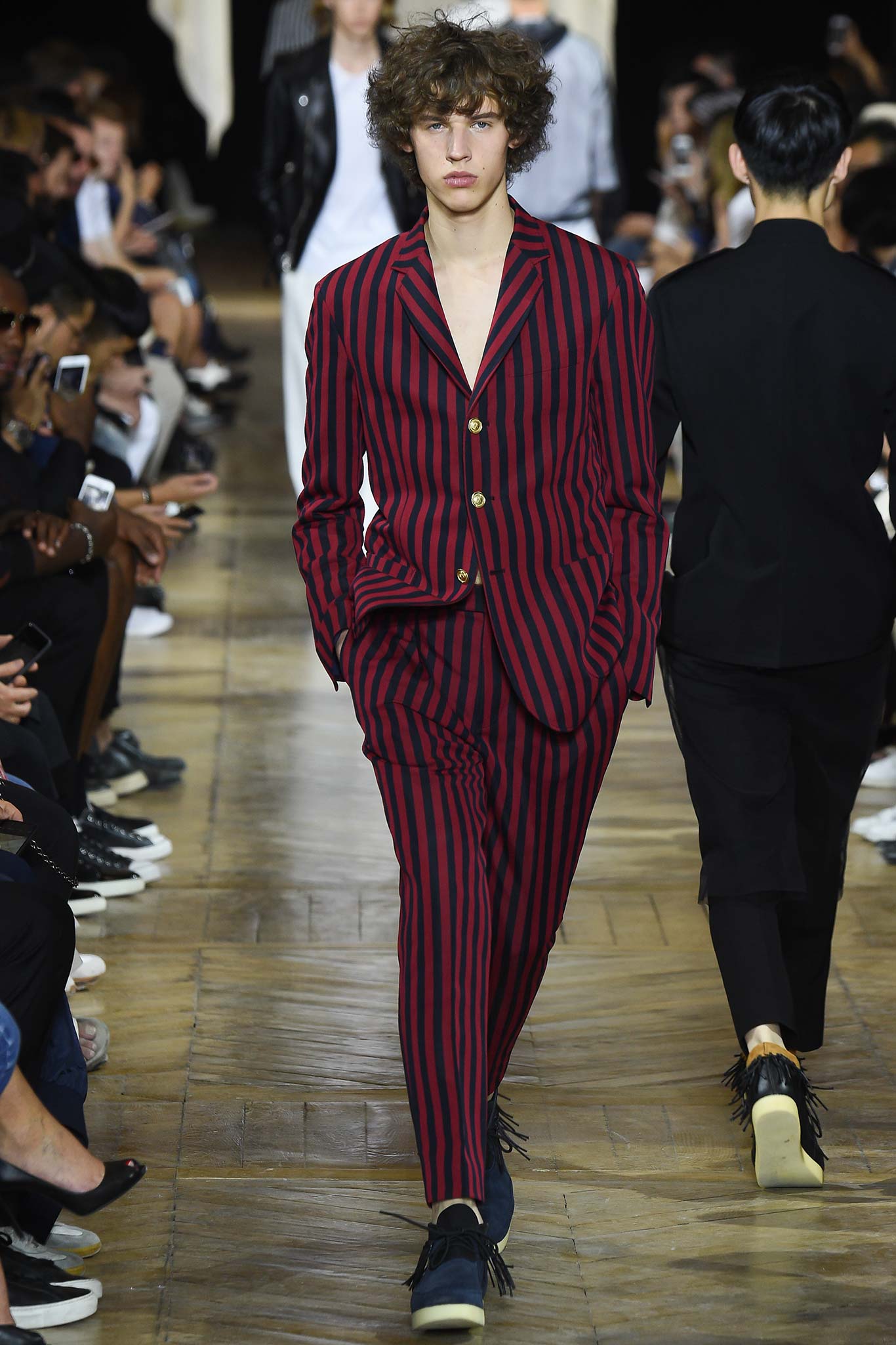 spring-2016-menswear-trends-04-long-striped-suits-07